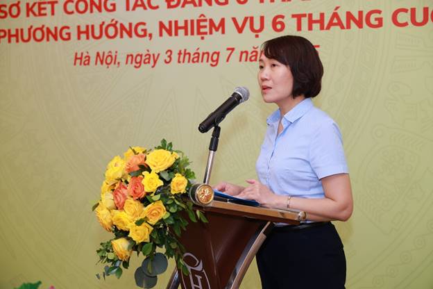 A person standing at a podium with a microphone and flowersAI-generated content may be incorrect.