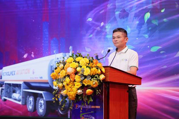 A person standing at a podium with a bouquet of flowersAI-generated content may be incorrect.