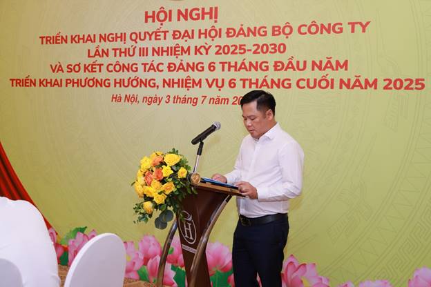 A person standing at a podium with a microphone and flowersAI-generated content may be incorrect.