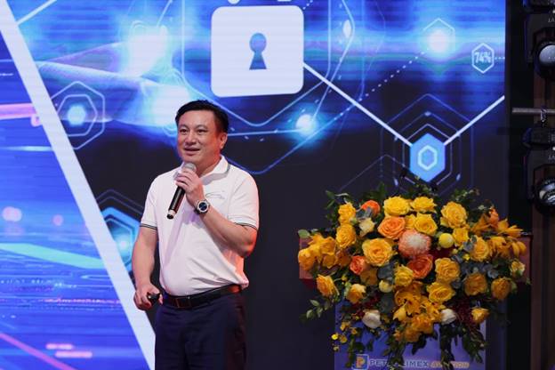 A person holding a microphone in front of a bouquet of flowersAI-generated content may be incorrect.