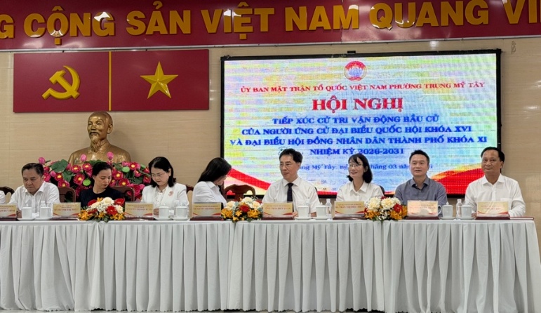 A group of people sitting at a tableAI-generated content may be incorrect.