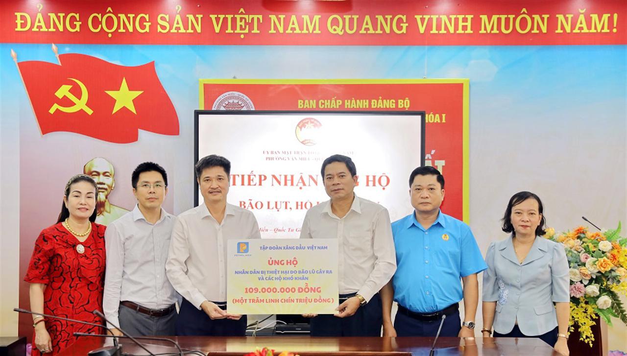 CBCNV cơ quan Tập đoàn quyên góp hỗ trợ nhân dân khắc phục hậu quả bão lũ
