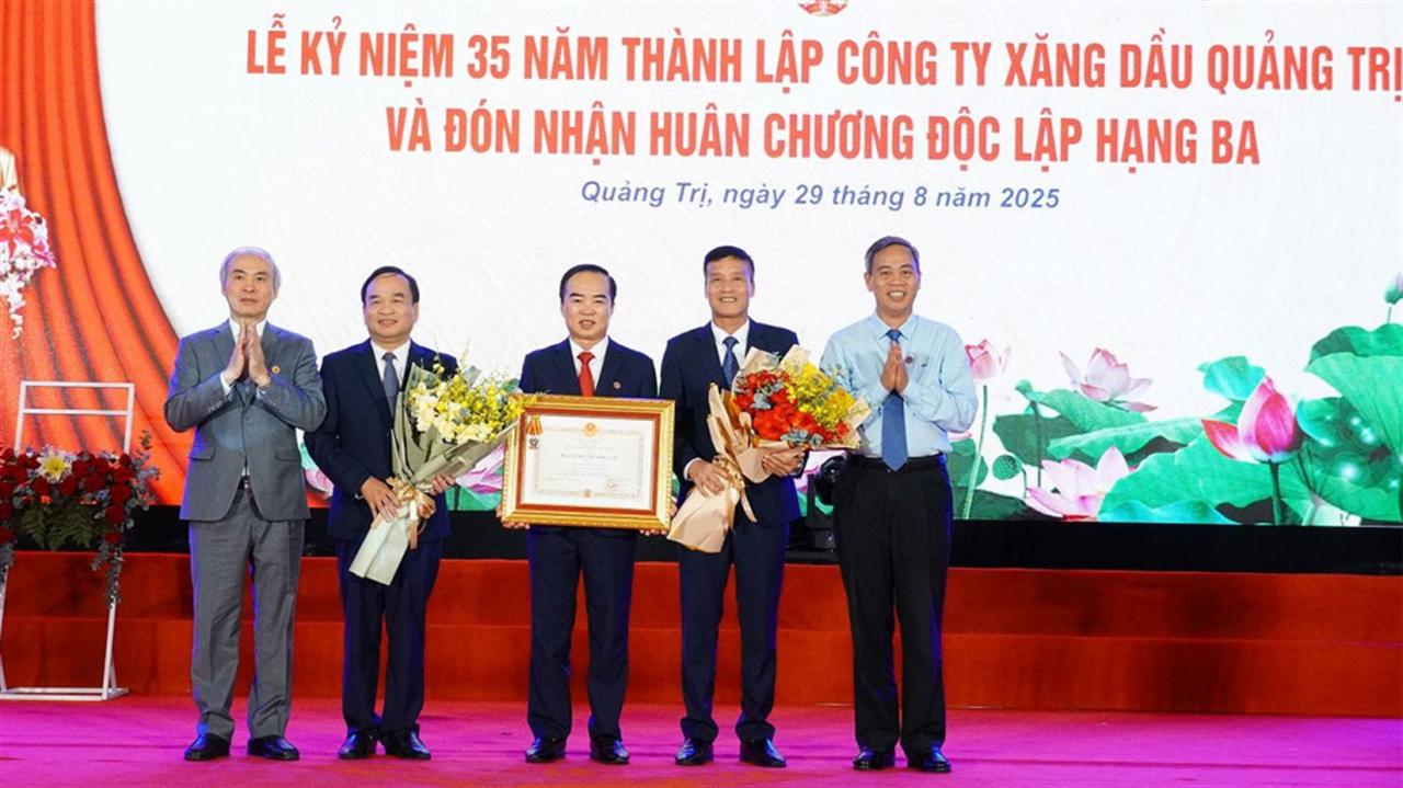 35 năm vững bước phát triển: Công ty Xăng dầu Quảng Trị đón nhận Huân chương Độc lập hạng Ba