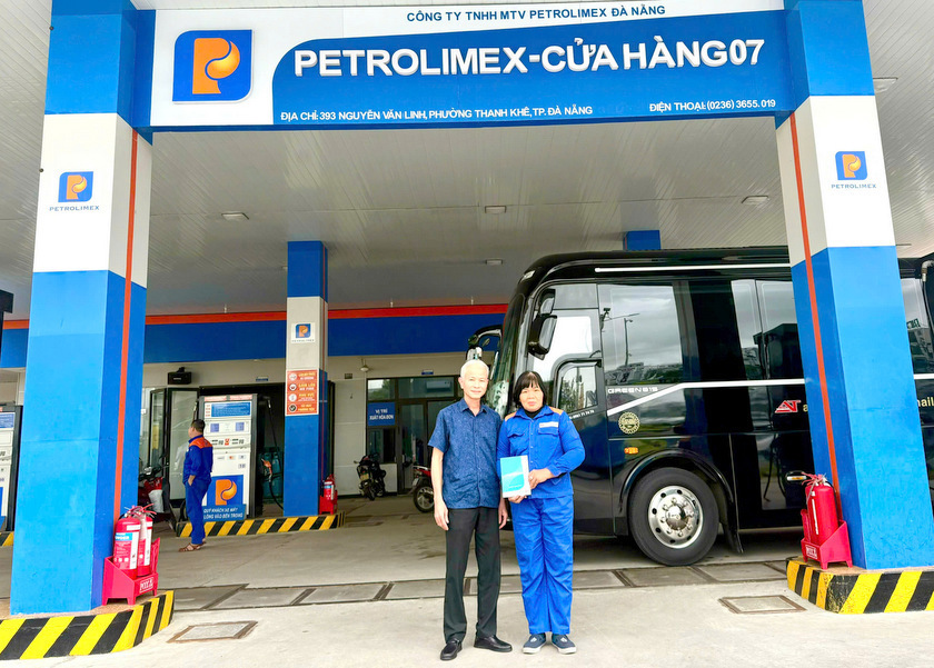 Nhân viên Petrolimex Cửa hàng 07 kịp thời trả lại tài sản khách hàng đánh rơi