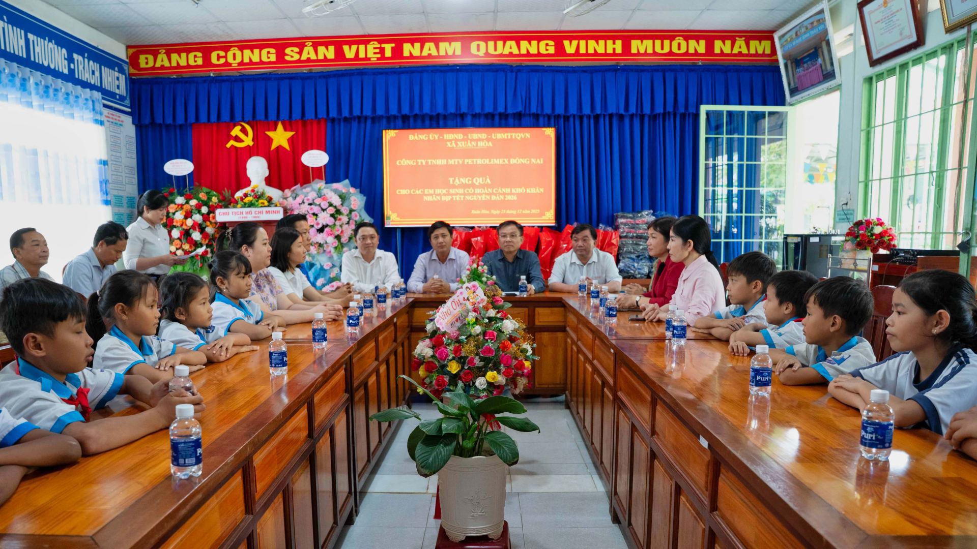 Chung tay tiếp bước học sinh có hoàn cảnh khó khăn đến trường