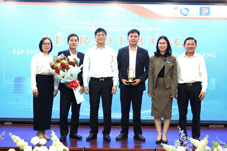 Petrolimex – Cửa hàng 76 được vinh danh là đơn vị đầu tiên của Công ty đạt mốc trên 1.000 m³ bán lẻ Xăng dầu sáng/tháng