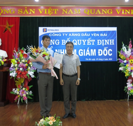 ông Nguyễn Thanh Sơn - Phó tổng giám đốc tập đoàn Xăng dầu Việt Nam trao quyết định bổ nhiệm giám đốc cho ông Hoàng Xuân Hải