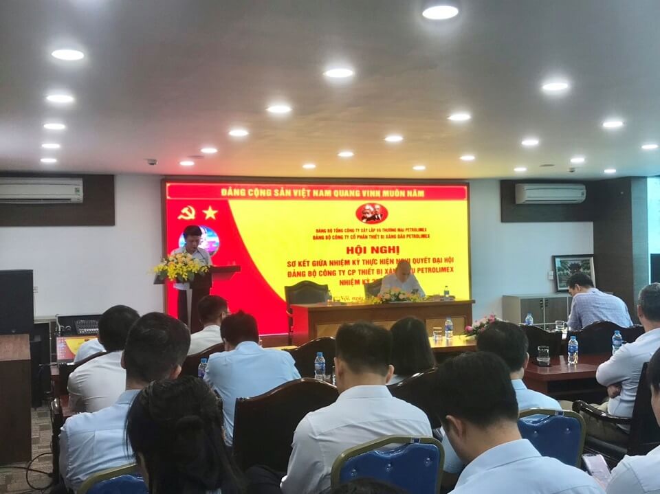 Đồng chí Hoàng Văn Cảnh – UVBCH, Bí thư Đảng bộ Công ty thông qua Báo cáo sơ kết giữa nhiệm kỳ 2020-2025