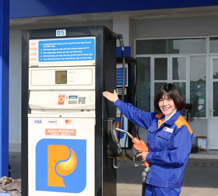 A person holding a gas pumpAI-generated content may be incorrect.