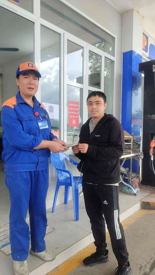 A person standing next to another personAI-generated content may be incorrect.