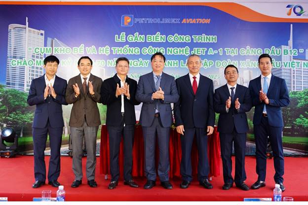 A group of men standing on a stageAI-generated content may be incorrect.