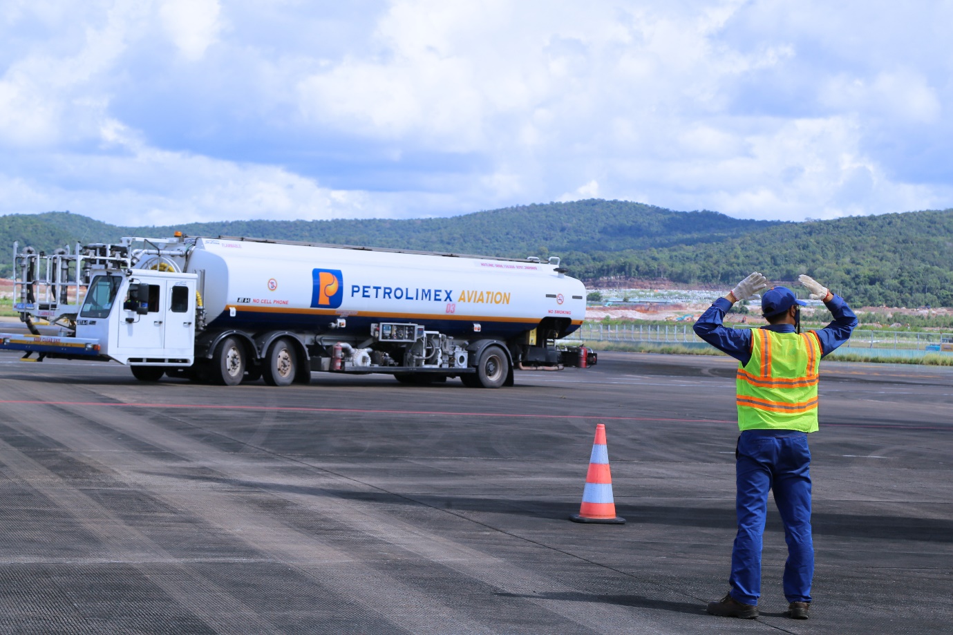 A person standing next to a truckAI-generated content may be incorrect.