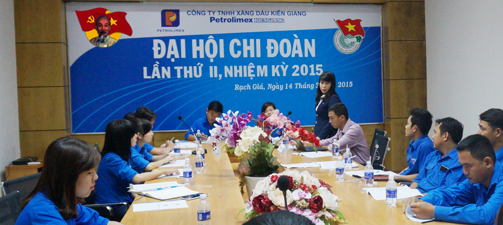 Phát biểu chỉ đạo tại Đại hội của Đồng chí Phạm Thanh Tuyền (đứng), Bí thư Chi bộ Petrolimex Kiên Giang…