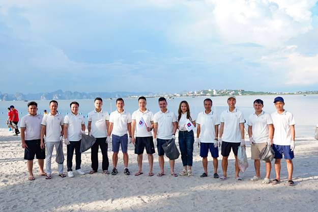 A group of people standing on a beachAI-generated content may be incorrect.