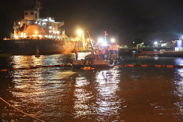 Practice for oil spill response at night