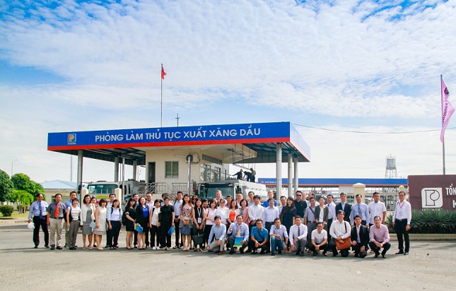 Investors visit Nha Be Oil Terminal