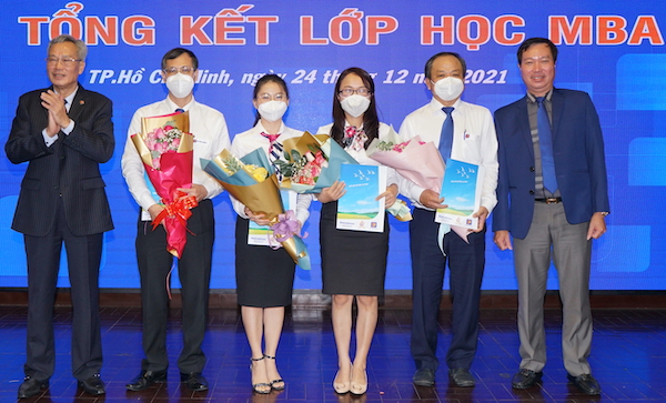 Petrolimex Saigon honors 31 New Masters (MBA)