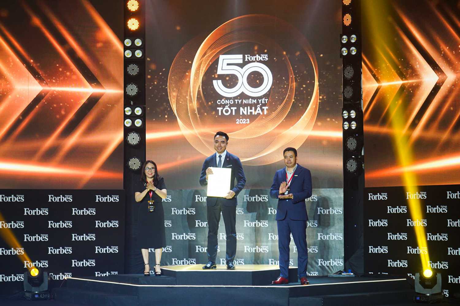 Petrolimex continues to be glorified in "Top 50 Best Listed Companies in Vietnam 2023"