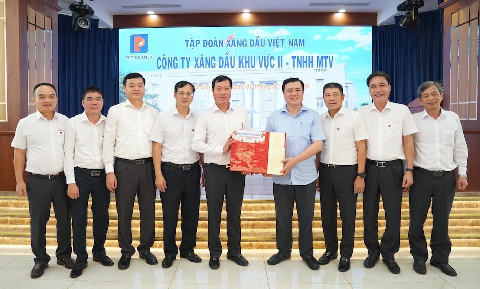 Deputy Minister of Industry and Trade Nguyen Sinh Nhat Tan inspected the activities related to ensuring the supply of petroleum products at Petrolimex Saigon