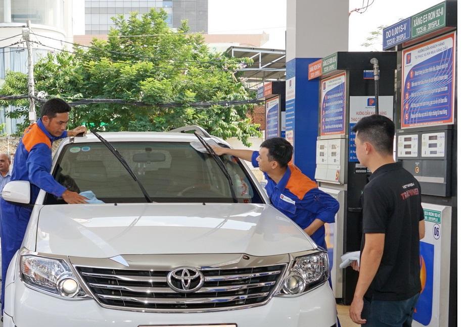 Retail Enterprise organized Car windows cleaning Training course, improving service quality with customer orientation