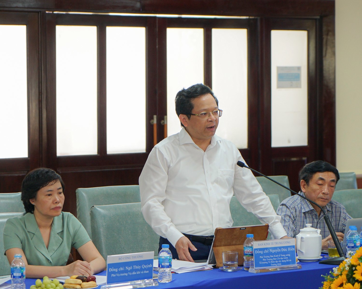 The Central Economic Committee delegation visits and works at the Nha Be Oil Terminal
