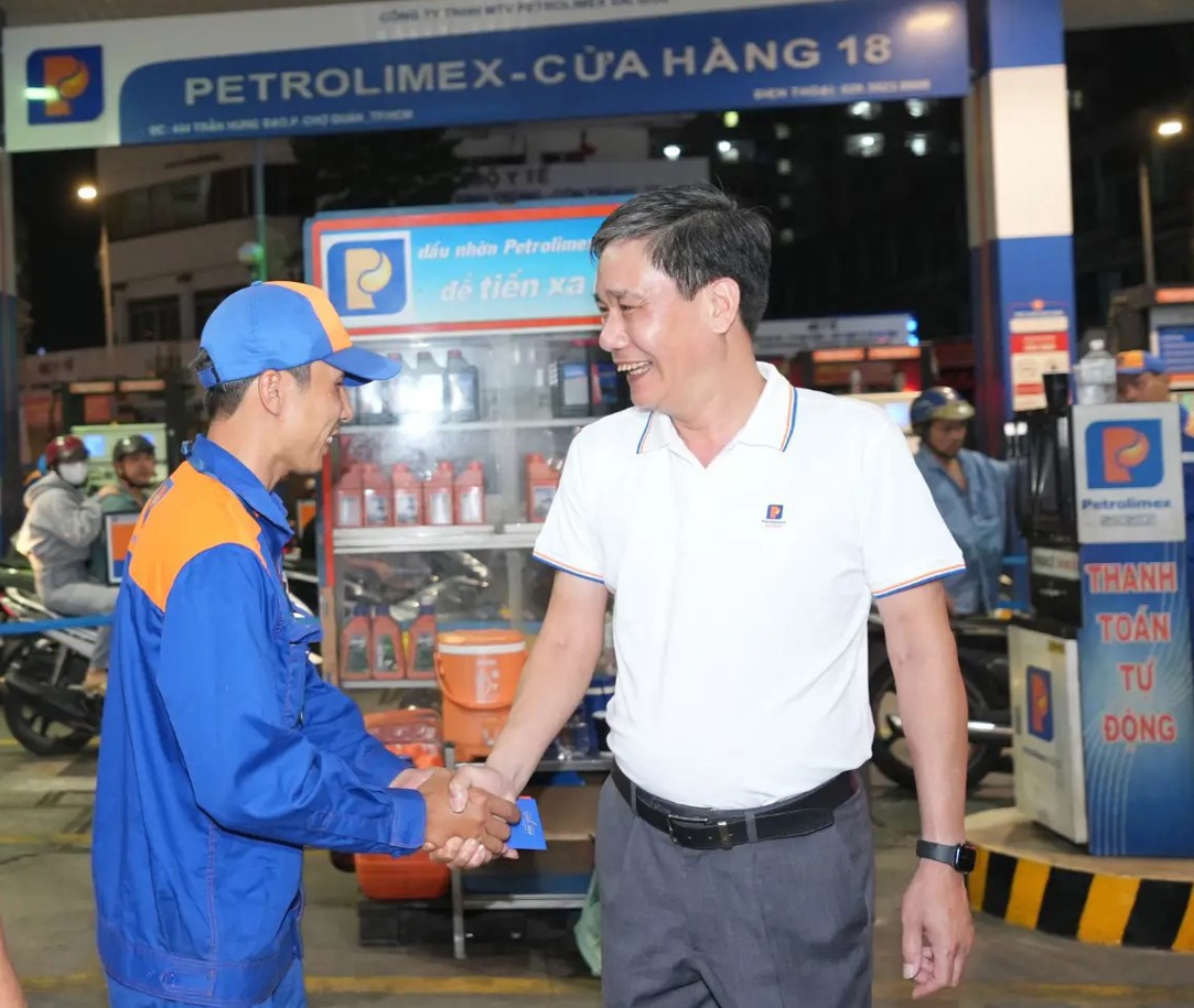 Company leaders visit and extend Lunar New Year greetings to staff at Petrolimex petrol stations