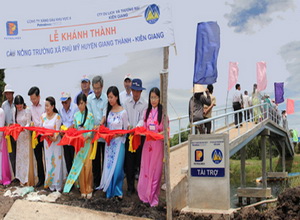 Kien Giang People’s Committee awards the certificate of merit to Petrolimex Saigon about social security activities
