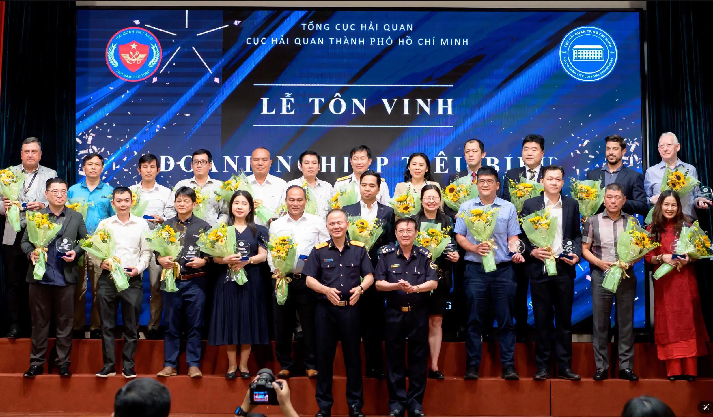 Ho Chi Minh City Customs Department Honors Petrolimex as an Outstanding Enterprise of 2024