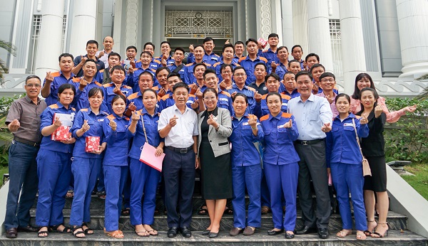 Nearly 900 Gas Station employees received advanced training in "Commercial Civilization"
