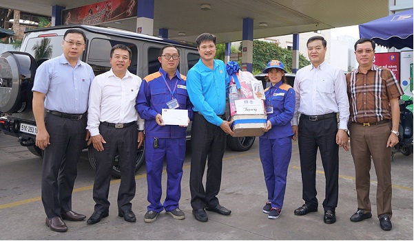 The President of the Vietnam National Petroleum Trade Union visited and encouraged Petrolimex Saigon employees