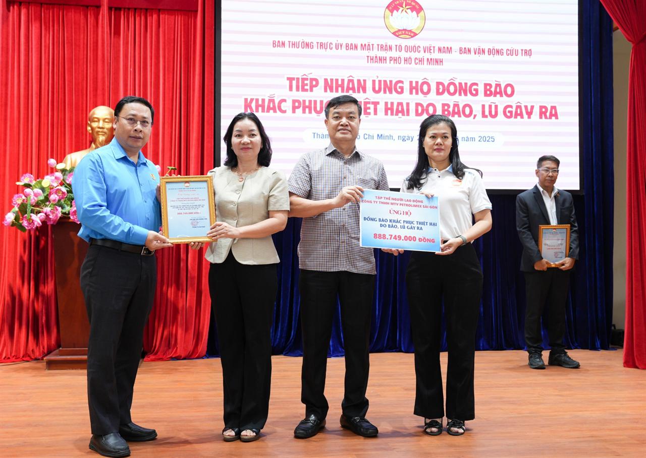 Petrolimex Sài Gòn ủng hộ đồng bào bị thiệt hại do bão lũ hơn 1,1 tỷ đồng
