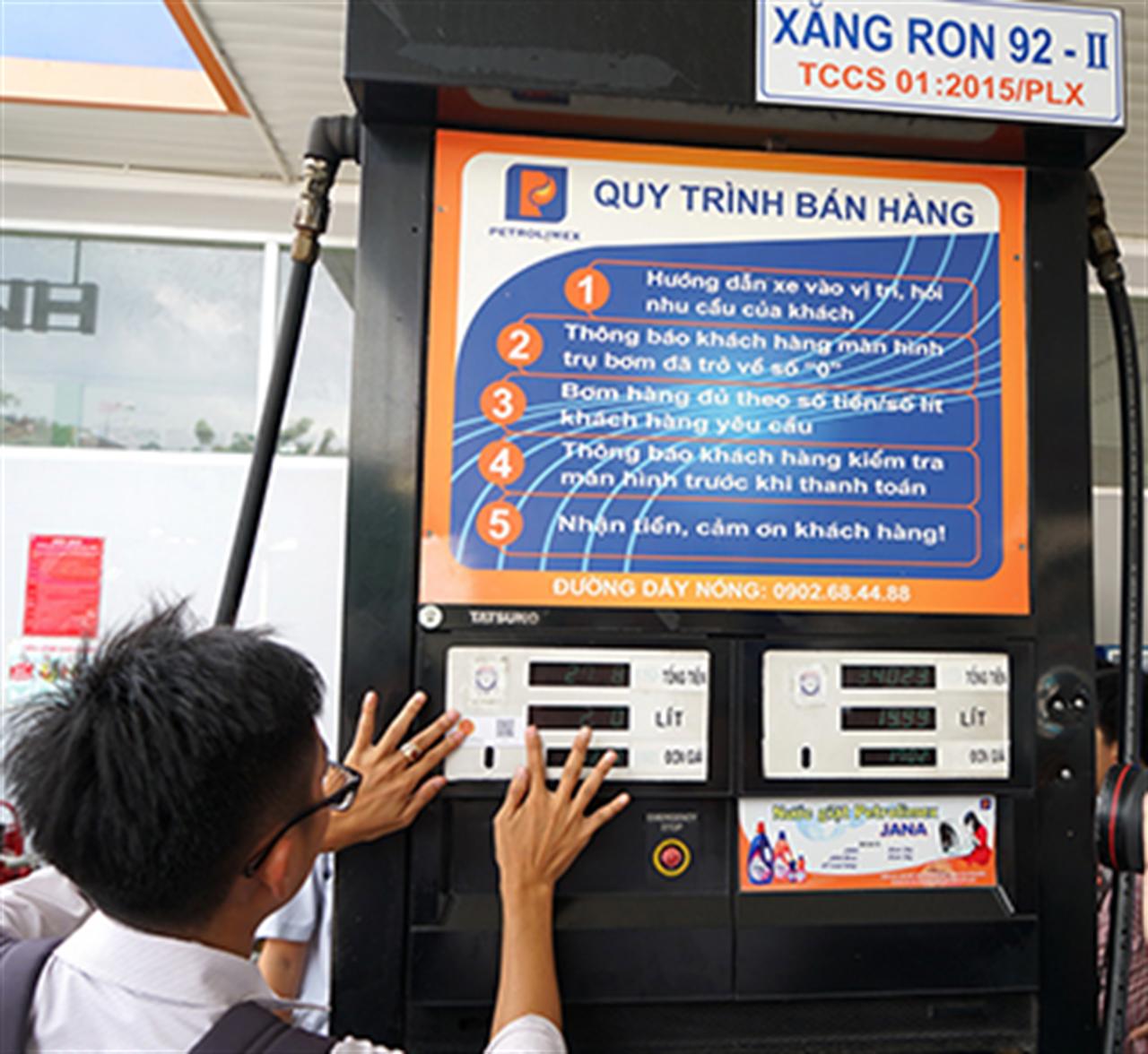 Dán tem trụ bơm xăng dầu tại Petrolimex Sài Gòn