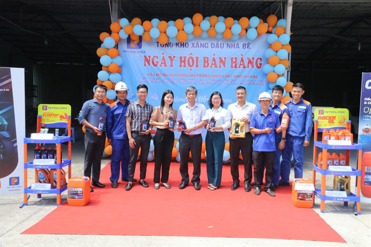 Tổng kho xăng dầu Nhà Bè: “Ngày hội bán hàng - Dầu mỡ nhờn Petrolimex đồng hành cùng khách hàng”