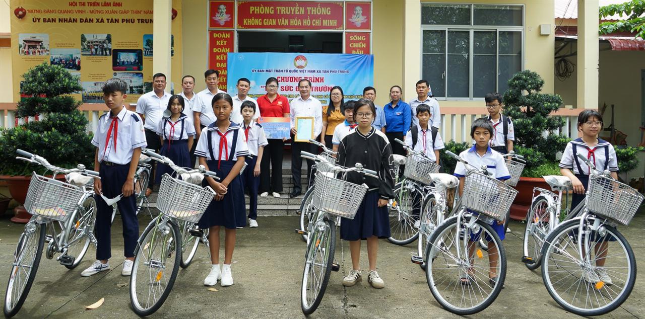 Quỹ khuyến học Petrolimex Sài Gòn: Trao tặng 220 chiếc xe đạp cho học sinh đến trường