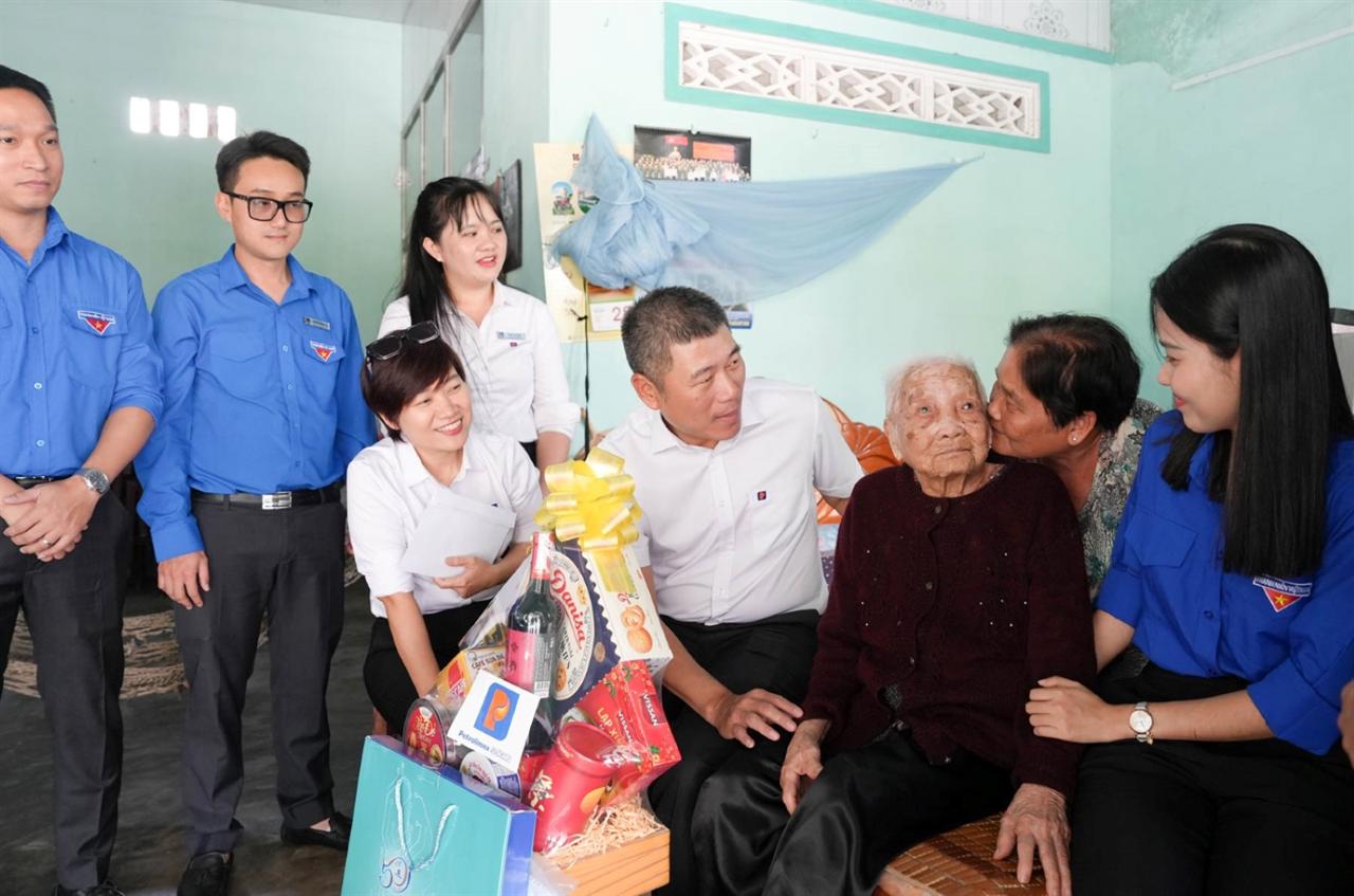 Những khoảnh khắc ấm áp bên Mẹ Việt Nam anh hùng