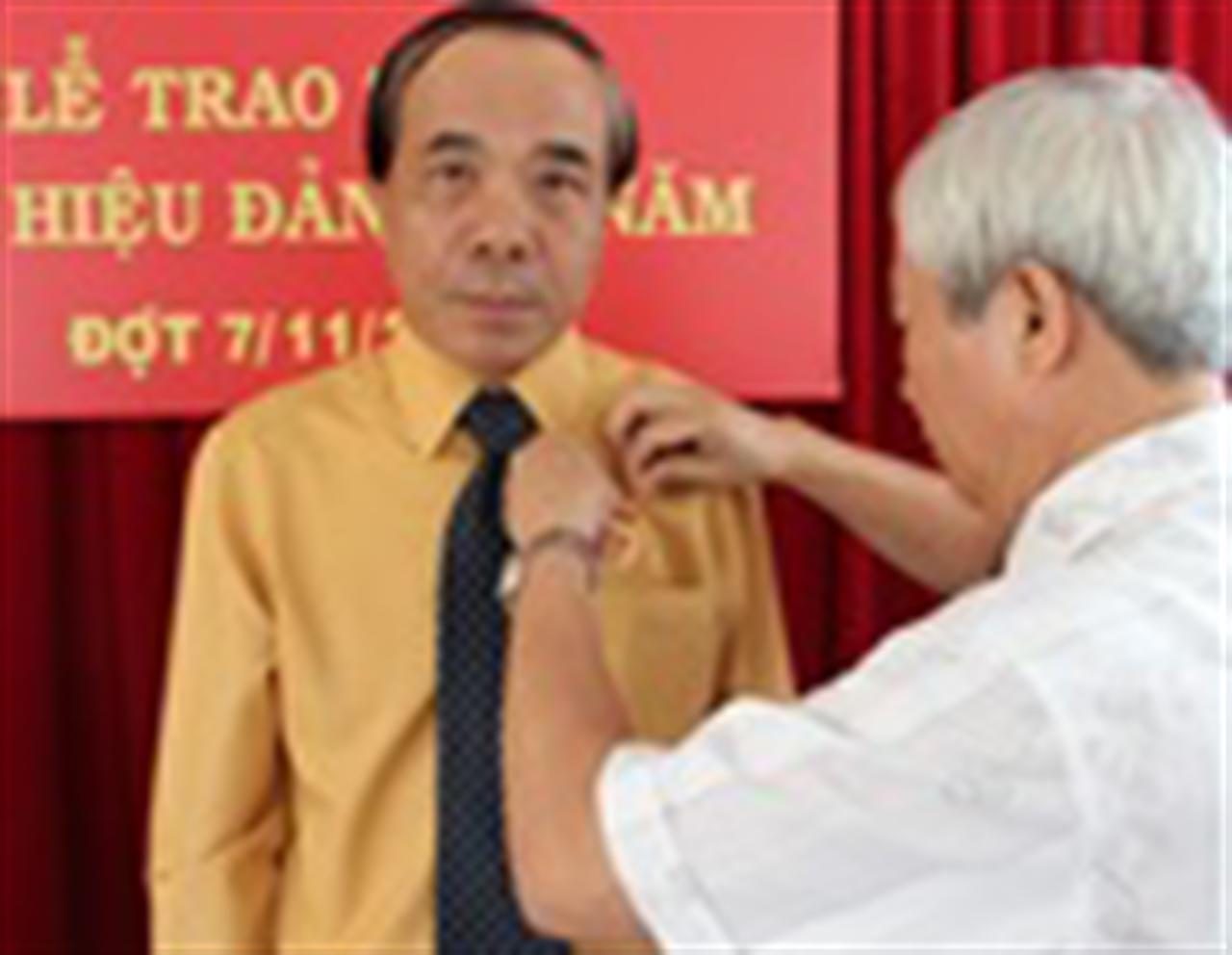 Lễ trao tặng huy hiệu 30 tuổi Đảng