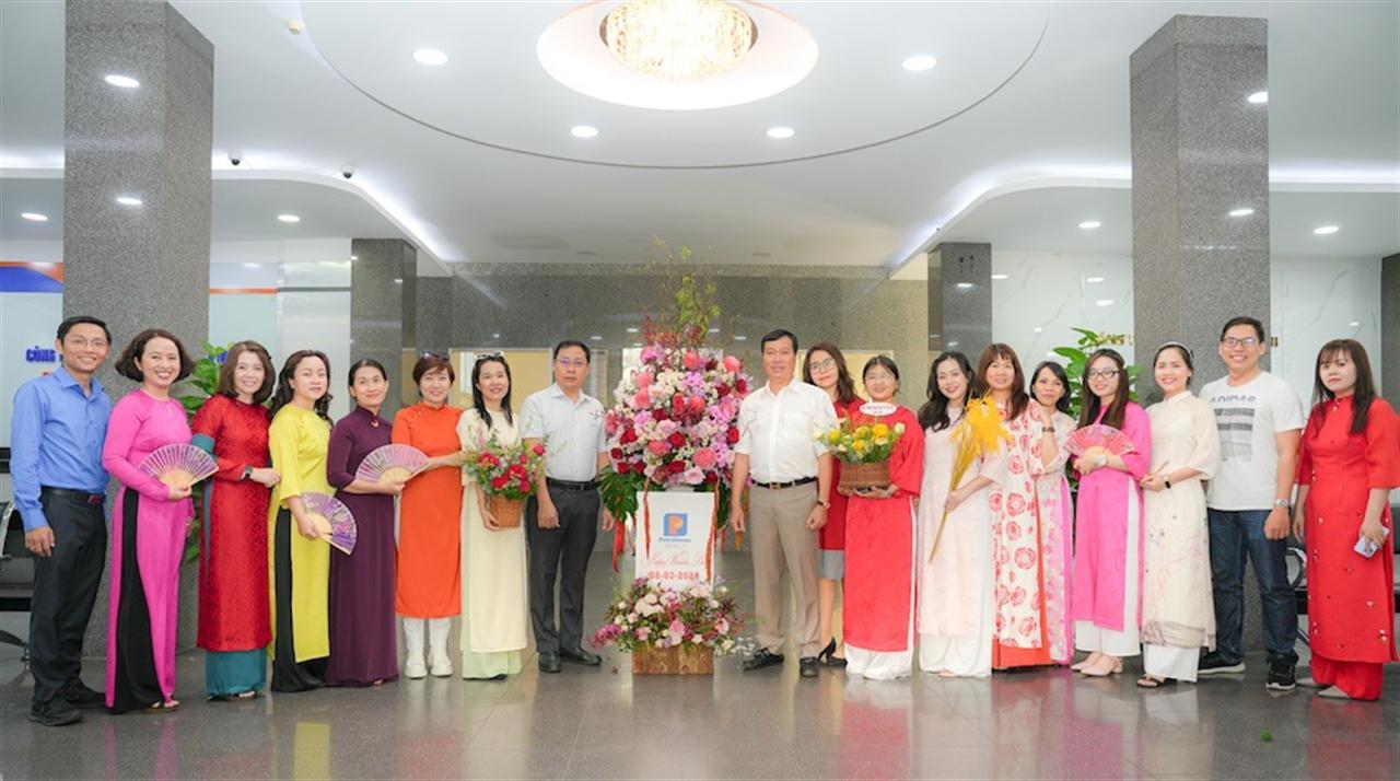 Rực rỡ áo dài, sắc hoa chào mừng ngày Quốc tế Phụ nữ 8/3