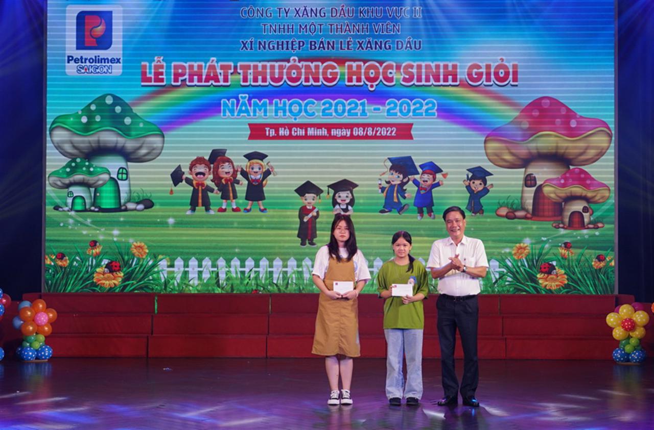 Khen thưởng con CBCNV đạt danh hiệu học sinh giỏi năm học 2021 - 2022