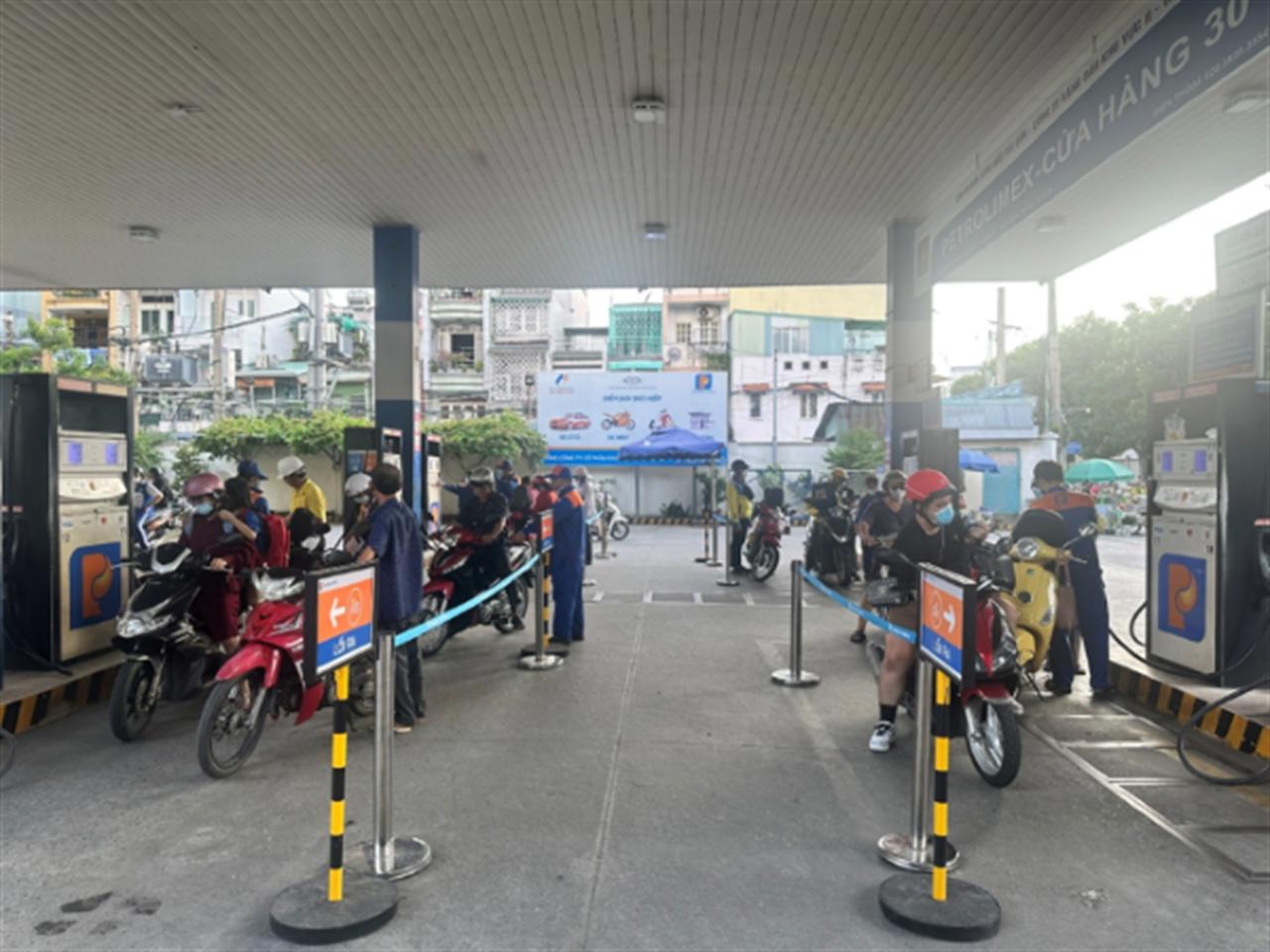 Petrolimex Sài Gòn tổ chức phân luồng - tuyến tại các CHXD