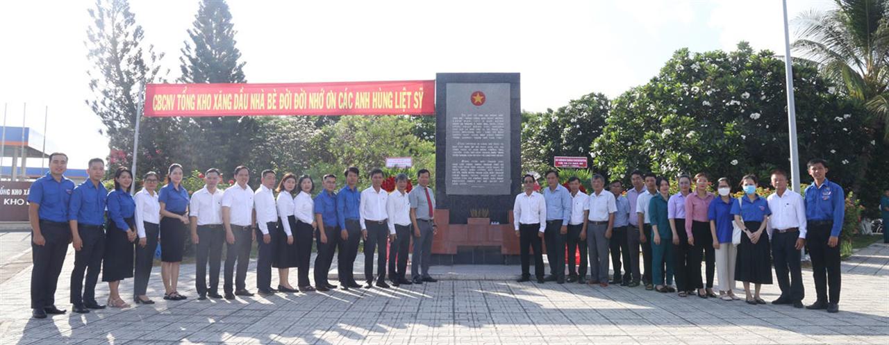 Dâng hương tại bia tưởng niệm truyền thống Kho dầu A - Tổng kho Xăng dầu Nhà Bè
