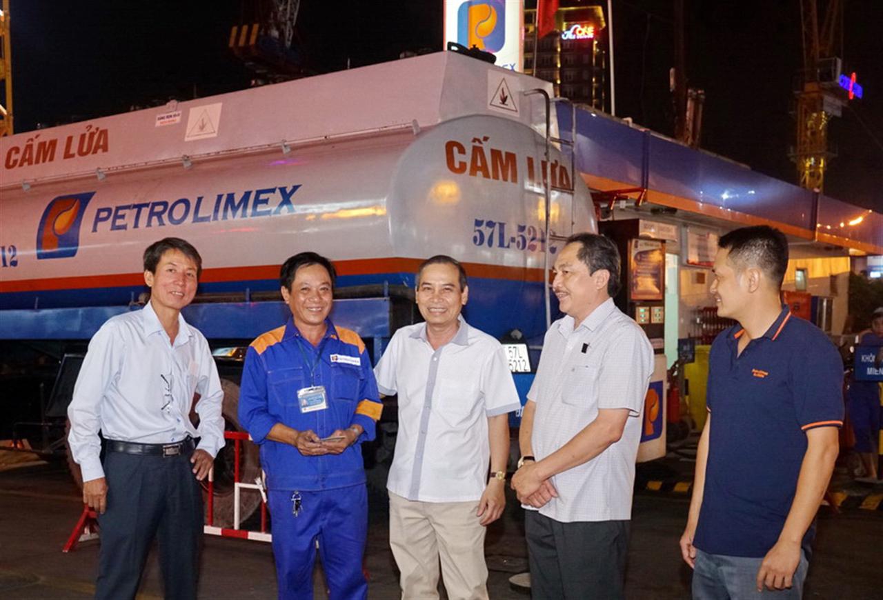 Lãnh đạo Petrolimex Sài Gòn kiểm tra công tác bán hàng Tết Đinh Dậu 2017
