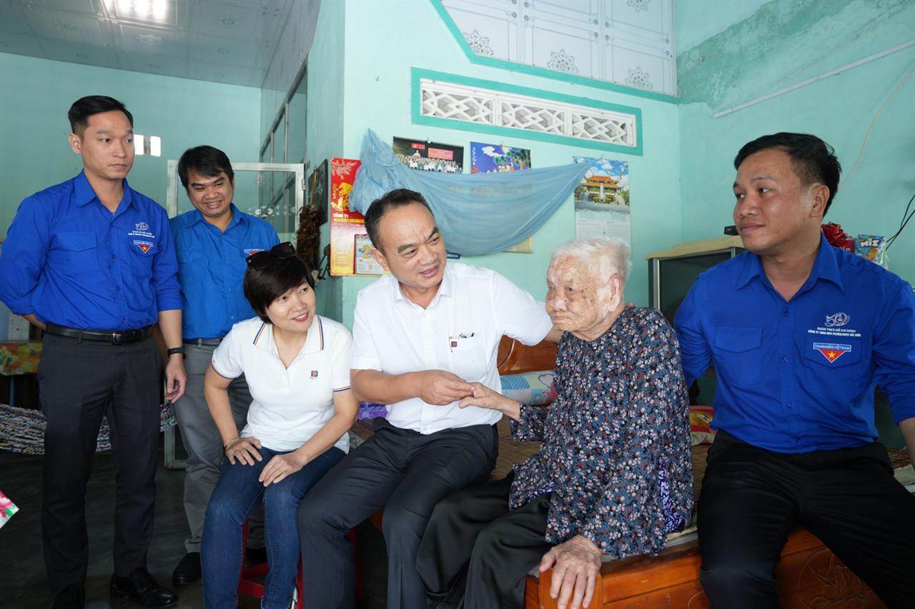 Thăm, chúc Tết, tặng quà Mẹ VNAH và các gia đình thương binh nhân dịp Tết Bính Ngọ