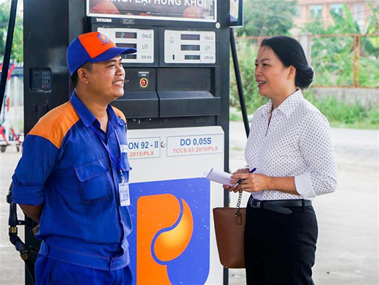 Từ ánh mắt của người công nhân xăng dầu