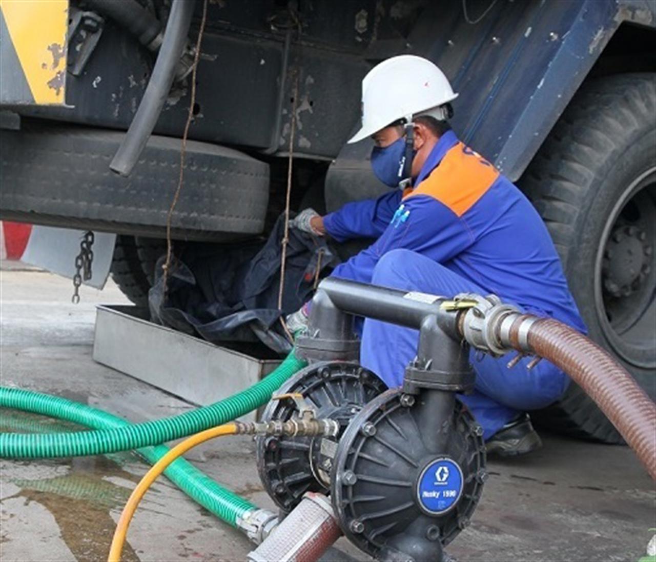 Diễn tập ứng phó sự cố tràn dầu tại bến xuất bộ