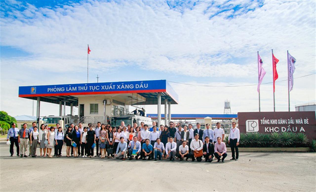 Các Nhà đầu tư tham quan Tổng kho Xăng dầu Nhà Bè