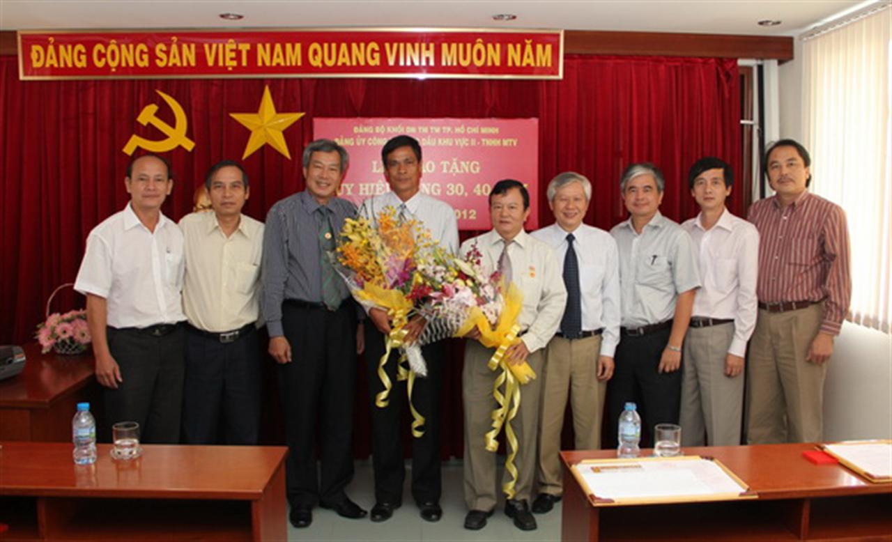 Lễ trao huy hiệu 30, 40 năm tuổi Đảng