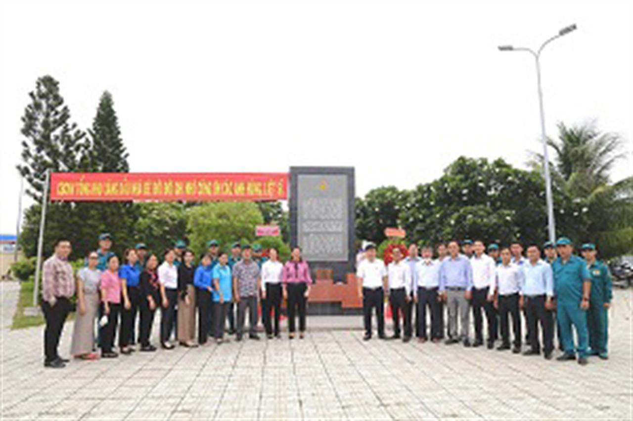 Dâng hương tại bia Tưởng Niệm Kho dầu A