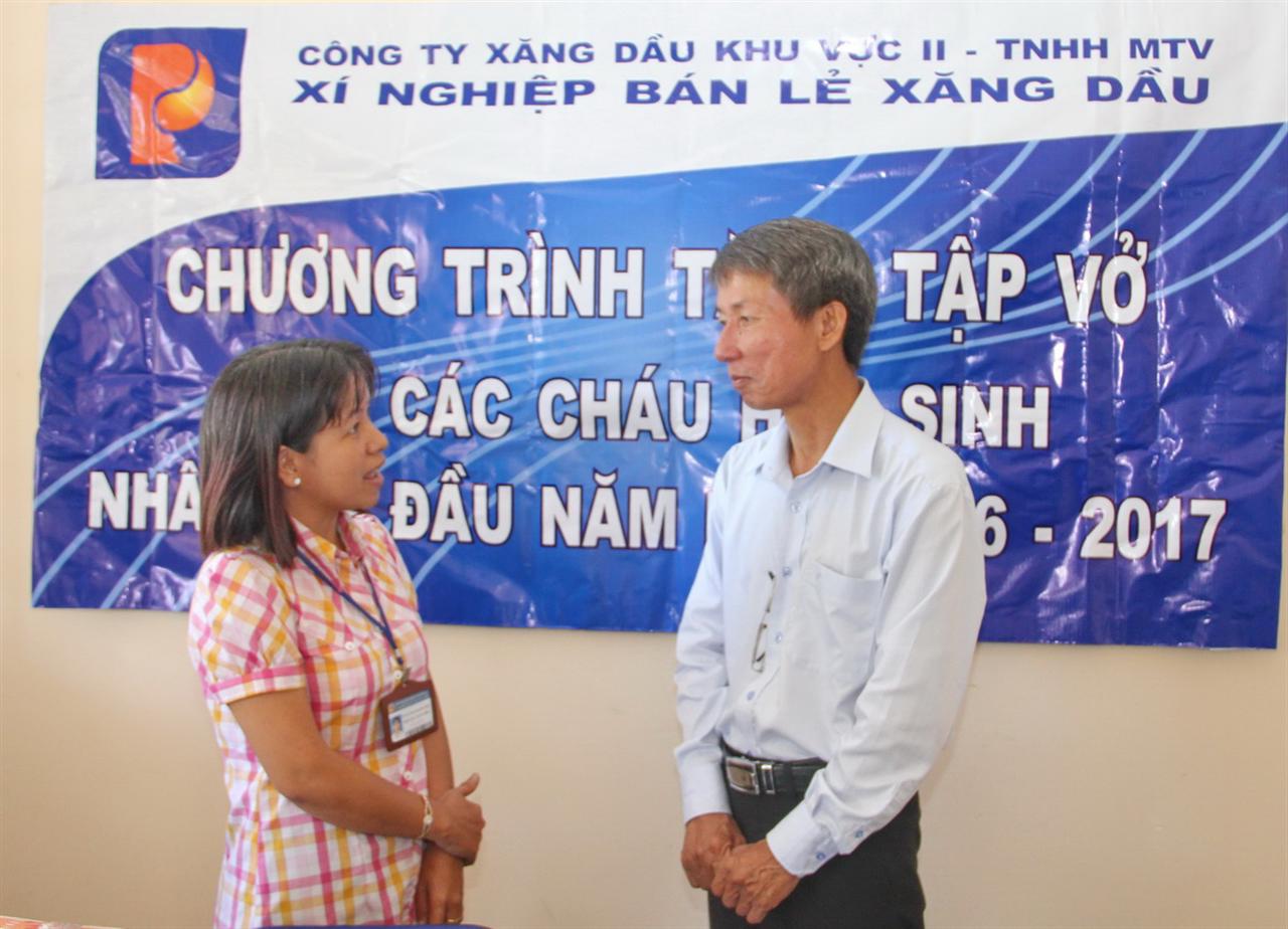 Trao tập vở tặng học sinh các huyện ngoại thành năm học 2016 - 2017