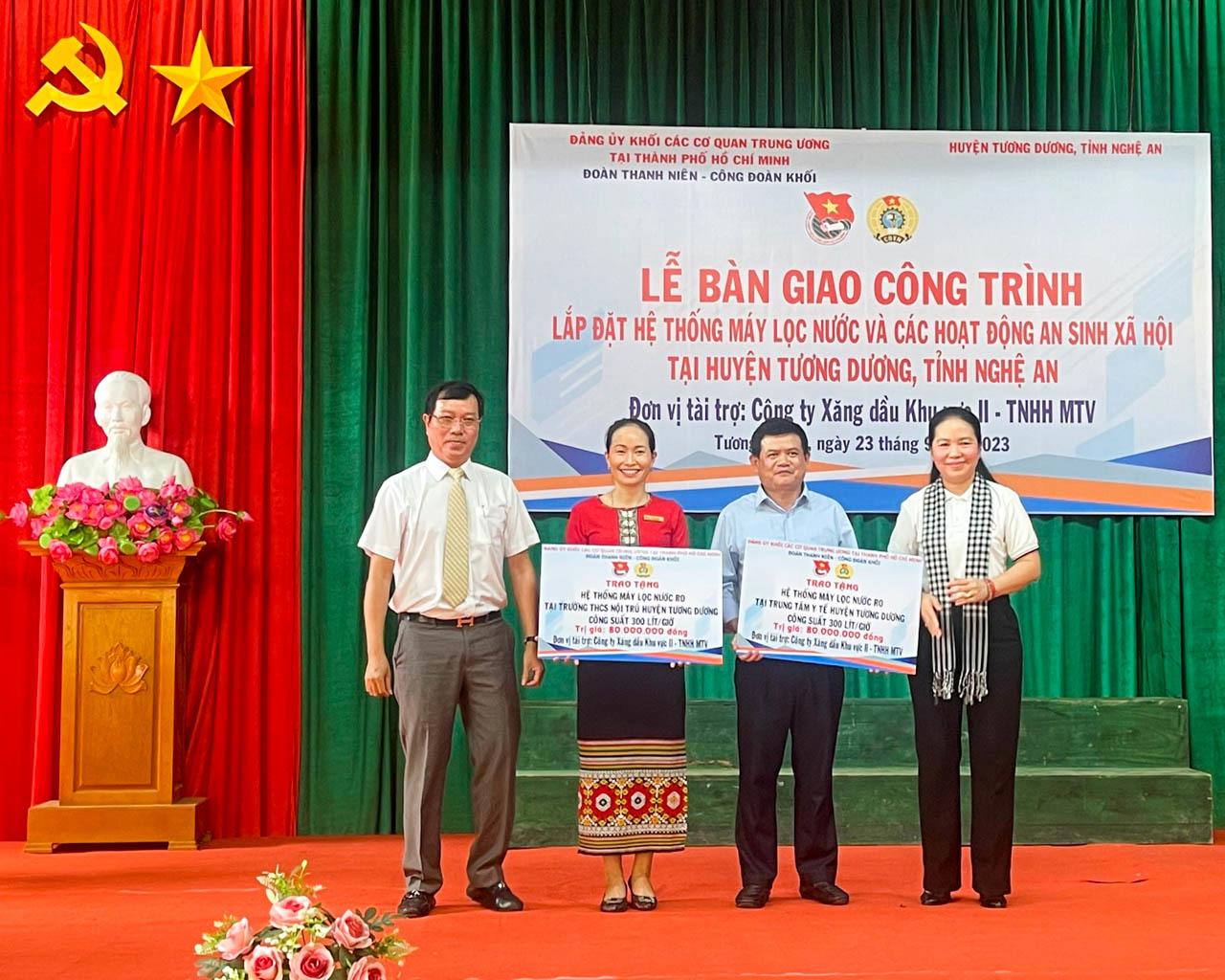 Petrolimex Sài Gòn trao tặng nhiều phần quà đến các hộ nghèo, học sinh khó khăn tại huyện Tương Dương, tỉnh Nghệ An