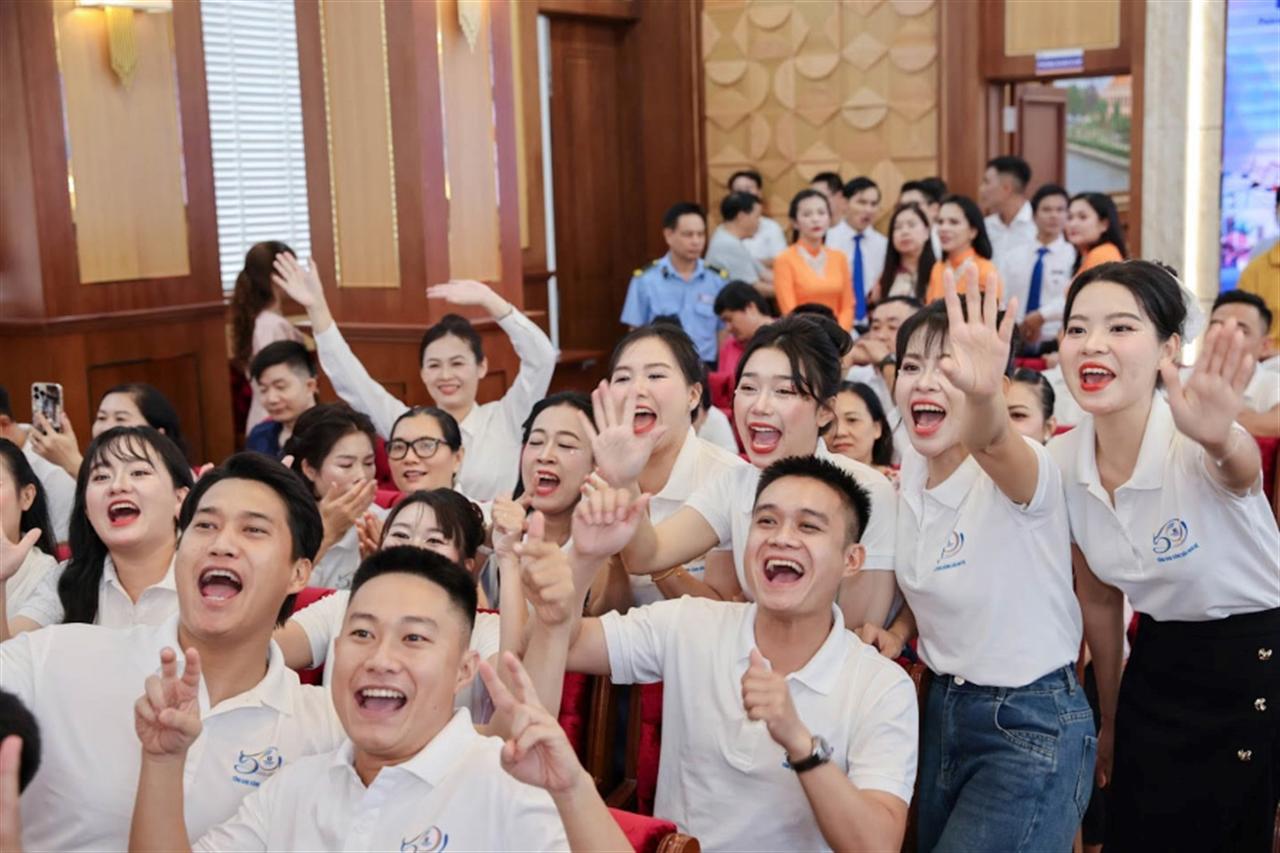 Ngắm những khoảnh khắc hết mình của cổ động viên tại Hội thi Tiếng hát CNVC-LĐ Petrolimex Sài Gòn 2025